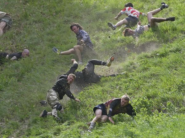 Jungkir Balik Berburu Keju Gelinding di Inggris