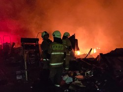 Seorang Lansia Tewas dalam Kebakaran Rumah Semipermanen di Duren Sawit