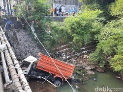 Truk Muatan Pasir Terperosok ke Sungai Logung Pantura Kudus