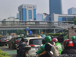 Lalin Jl Gatot Subroto Jaksel Macet, Bunyi Klakson Bersahutan