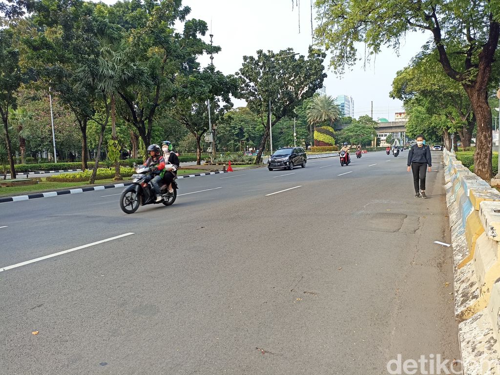 Kondisi trotoar depan Kedubes AS, pedestrian harus berjalan di badan jalan aspal. 30 Mei 2023. (Tiara Aliya Azzahra/detikcom)