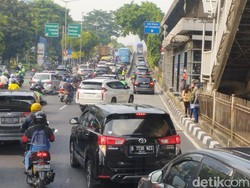 Jalan S Parman Jakbar Macet Pagi ini, Pengendara Nekat Terobos Busway