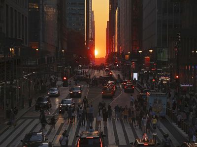 Kala Cahaya Emas Senja Sejajar dengan Kota New York