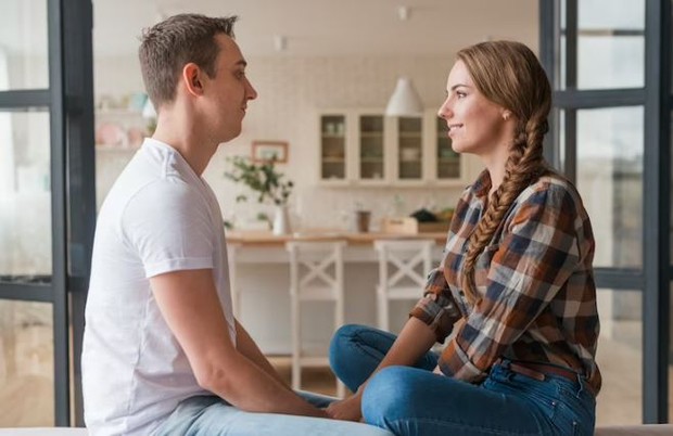 Mendengar dengan kritis tanpa menghakimi. foto freepik.com: freepik