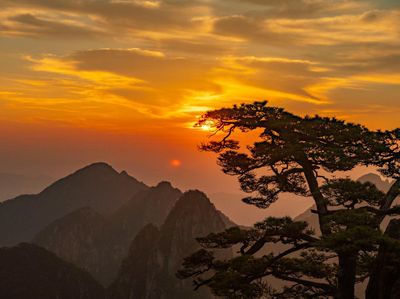 Menikmati Sunrise dari Gunung Huangshan China
