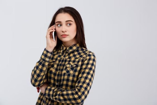 Menyampaikan pesan dengan lengkap. foto freepik.com: cookie studio