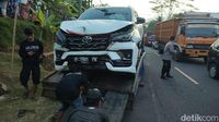 Penampakan Mobil Wabup Pangandaran yang Terlibat Tabrakan Beruntun