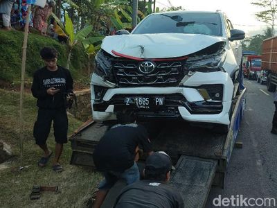 Penampakan Mobil Wabup Pangandaran yang Terlibat Tabrakan Beruntun