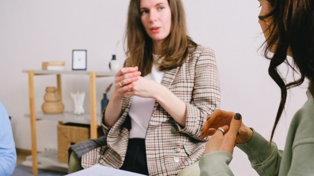 Mulai dengan Sapaan Ramah dan Perkenalan Diri/ Foto: pexel/SHVETS production Foto: pexel/SHVETS production