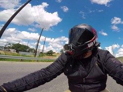 Jangan Nekat Ngonten Saat Bawa Motor, Bahayanya Nggak Main-main