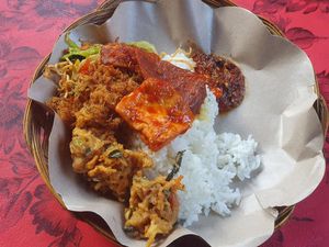 Pedasnya Nasi Campur Babi di Warung Men Lotri