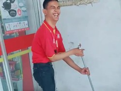 Senyum Pegawai Disabilitas Tuai Pujian di Medsos, Alfamart Angkat Bicara