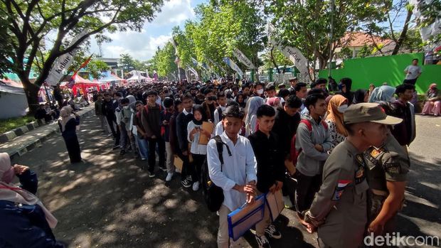 Pelamar kerja sedang antre untuk menyerahkan lamaran Pelamar kerja sedang antre untuk menyerahkan lamaran