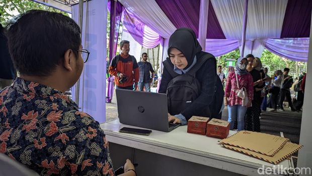 Pelamar kerja sedang antre untuk menyerahkan lamaran Pelamar kerja sedang antre untuk menyerahkan lamaran