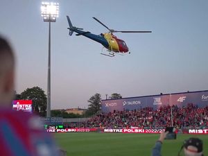 Video Pelatih Naik Helikopter Usai Persembahkan Trofi Pamitan