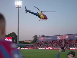 Video Pelatih Naik Helikopter Usai Persembahkan Trofi Pamitan