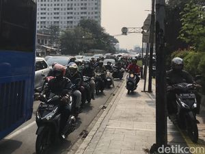 Jalan Proklamasi Jakpus Macet, Pemotor Nekat Naik Trotoar