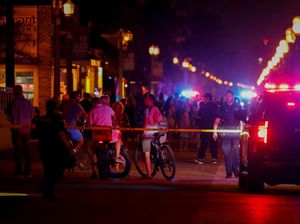 Polisi Amankan TKP Penembakan di Pantai Hollywood