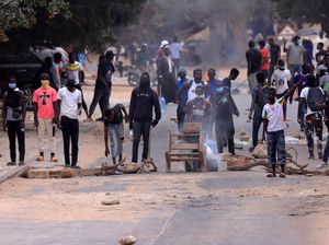 Bentrokan Pecah di Senegal Imbas Pilpres Ditunda, 3 Orang Tewas Bentrokan Pecah di Senegal Imbas Pilpres Ditunda, 3 Orang Tewas
