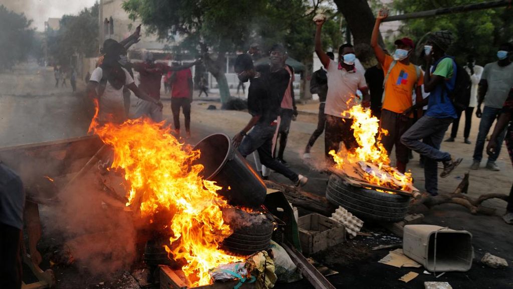Polisi dan Pendukung Pemimpin Oposisi Senegal Bentrok Polisi dan Pendukung Pemimpin Oposisi Senegal Bentrok