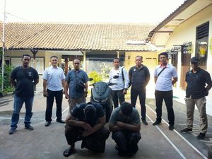 Mabuk-Buang Tumpukan Sampah di Jalan, 2 Mahasiswa Diciduk Mabuk-Buang Tumpukan Sampah di Jalan, 2 Mahasiswa Diciduk