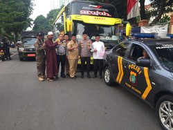 Polsek Setiabudi Kawal Rombongan Jemaah Haji ke Asrama Haji Pondok Gede