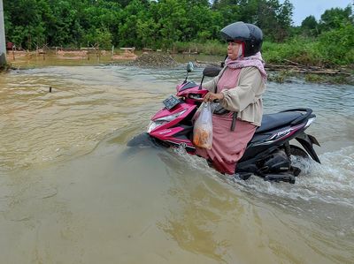 Potret Kendaraan Nekat Terobos Banjir di Jambi