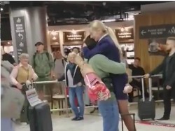 Romantis Banget! Lamaran Pramugari Bikin Satu Bandara Terharu