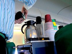 20 Kru Terluka gegara Kaleng-kaleng Minuman Soda Meledak di Pesawat