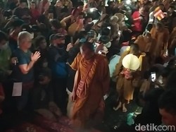 Warga Magelang Tumplek Blek Sambut Kedatangan 32 Biksu Thudong