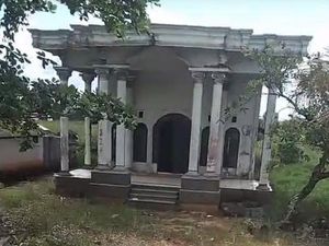 Rumah Sombong di Kalimantan, Tampak Depan Mewah Tapi Belakangnya ... Rumah Sombong di Kalimantan, Tampak Depan Mewah Tapi Belakangnya ...