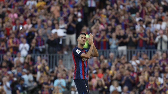 Barcelonas Sergio Busquets applauds the fans after being substituted in his last home game for the club during a Spanish La Liga soccer match between Barcelona and Mallorca at the Camp Nou stadium in Barcelona, Spain, Sunday, May 28, 2023. (AP Photo/Joan Monfort)