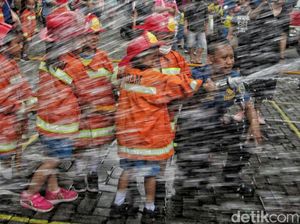 Serunya Anak-anak TK jadi Petugas Pemadam Kebakaran
