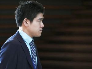 PM Jepang Pecat Anaknya Gegara Pura-pura Gelar Konferensi Pers PM Jepang Pecat Anaknya Gegara Pura-pura Gelar Konferensi Pers