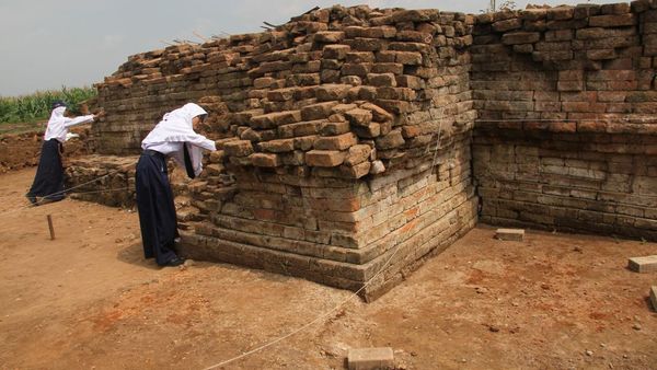 Belajar Sejarah, Siswa SMP Kunjungi Situs Budaya