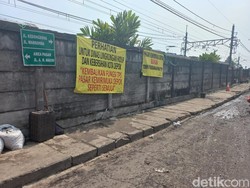 Sampah Menggunung di Pasar Kemiri Muka Depok, Warga Pasang Spanduk Protes