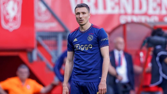 ENSCHEDE, NETHERLANDS - MAY 28: Steven Berghuis of AFC Ajax looks on during the Dutch Eredivisie match between FC Twente and AFC Ajax at De Grolsch Veste Stadium on May 28, 2023 in Enschede, Netherlands. (Photo by Nesimages/Michael Bulder/DeFodi Images via Getty Images)