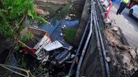 Sopir Mengantuk, Truk Masuk Sungai di Kudus