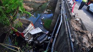 Sopir Mengantuk, Truk Masuk Sungai di Kudus