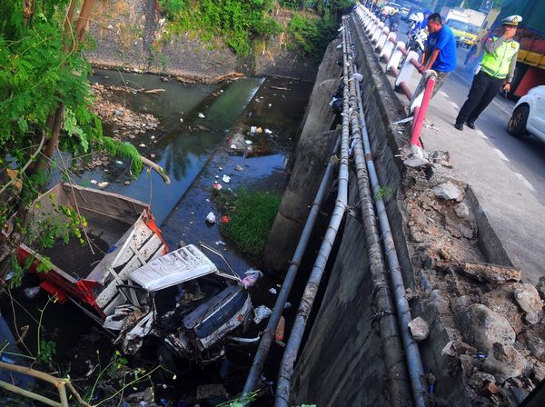 Sopir Mengantuk, Truk Masuk Sungai di Kudus