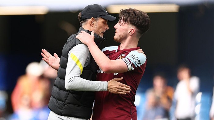 LONDON, ENGLAND - APRIL 24:  Thomas Tuchel, Manager of Chelsea embraces Declan Rice of West Ham United after the final whistle during the Premier League match between Chelsea and West Ham United at Stamford Bridge on April 24, 2022 in London, England. (Photo by Ryan Pierse/Getty Images)