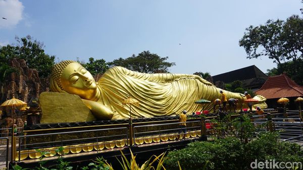 Harum Patung Buddha Tidur Bermandi Kembang Jelang Waisak di Mojokerto