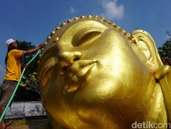 Melihat Tradisi Memandikan Patung Buddha Tidur di Mojokerto Jelang Waisak