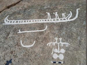 Batu Berukir Manusia & Kapal Ditemukan, Usianya 2.700 Tahun Batu Berukir Manusia & Kapal Ditemukan, Usianya 2.700 Tahun