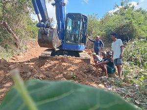 Warga Swadaya Sewa Alat Berat demi Buka Jalan ke Air Terjun Gerobogan