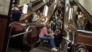 Warga Panik Berlindung di Stasiun Metro Saat Rudal Rusia Hujani Kyiv