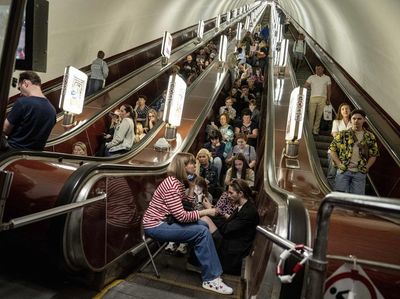 Warga Panik Berlindung di Stasiun Metro Saat Rudal Rusia Hujani Kyiv