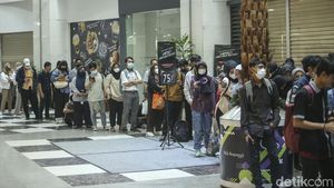 Wow, Antrean Bursa Kerja di Mall Sampai Mengular Panjang
