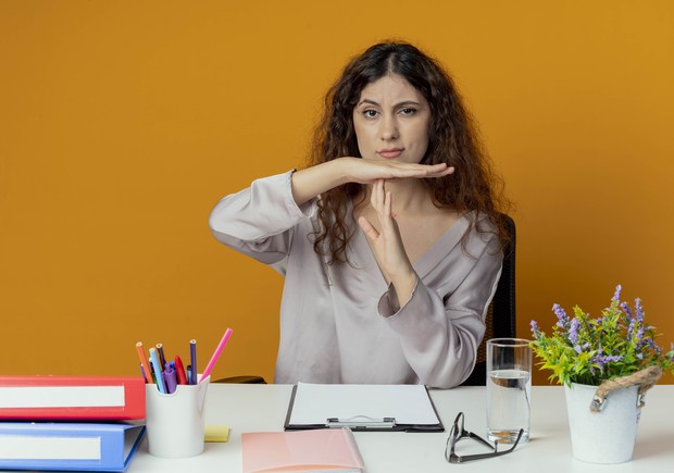 6 Zodiak yang Menyembunyikan Perasaannya Karena Gak Mau Dianggap Lemah