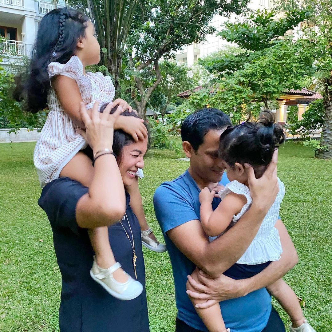 Ada yang Dibaptis, Ini 6 Potret Nadiem Makarim Bersama 3 Anak